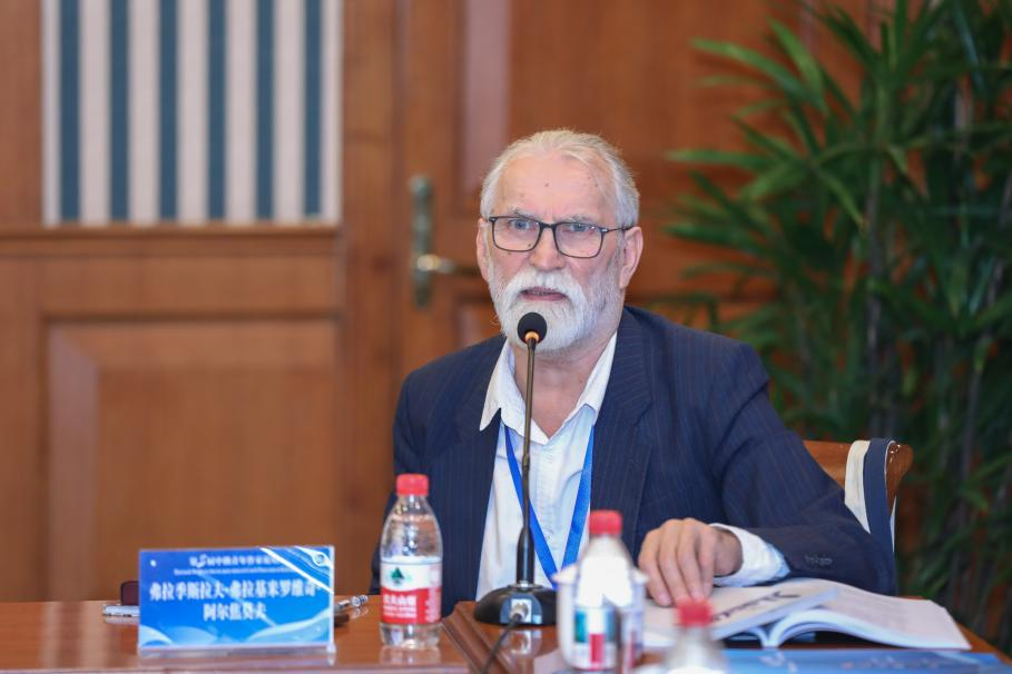 图片 阿尔焦莫夫做主旨发言.png